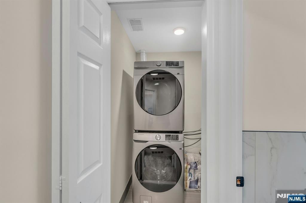 Palisades Park, New Jersey, 07650, United States, 2 Bedrooms Bedrooms, ,3 BathroomsBathrooms,Residential,For Sale,1960727