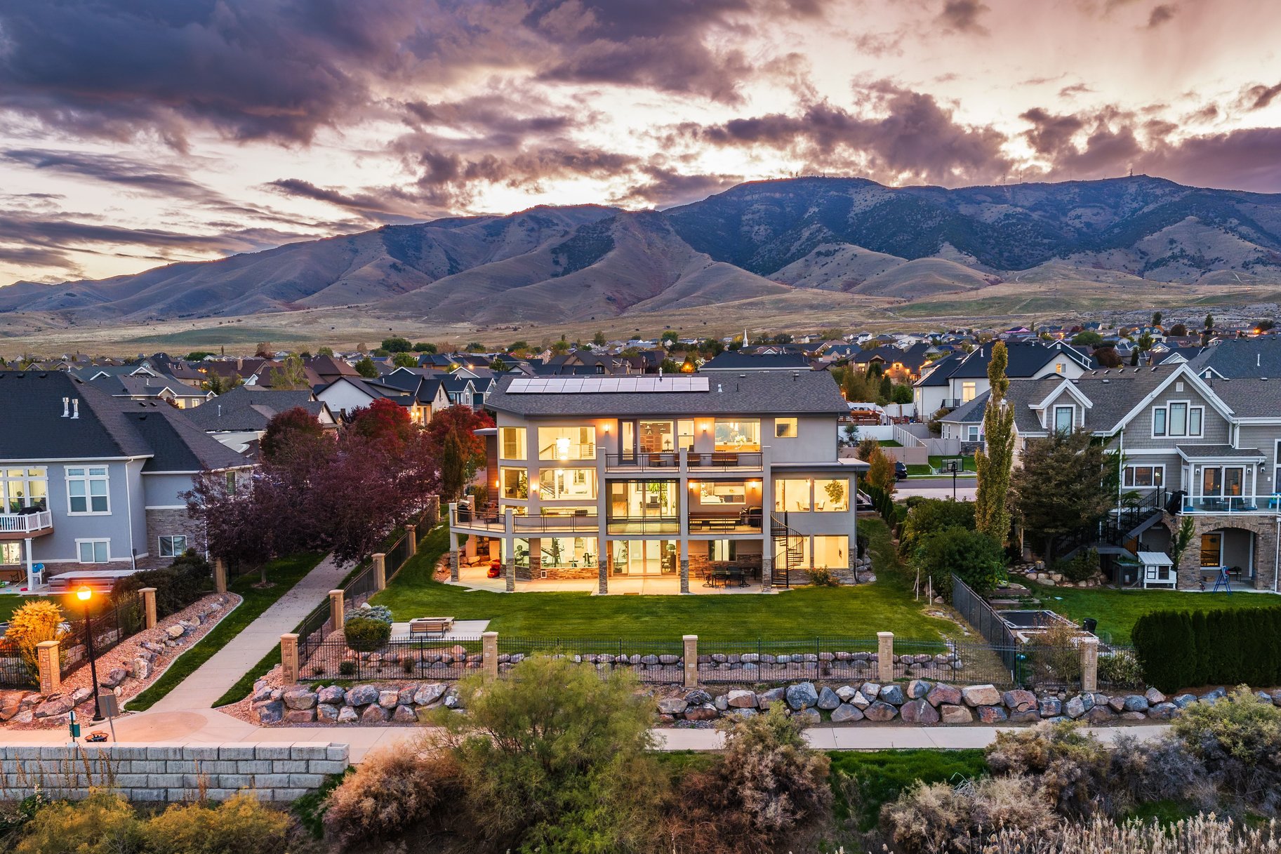  Modern Lakefront Retreat with Breathtaking Lake and Mountain Views - 物件實景