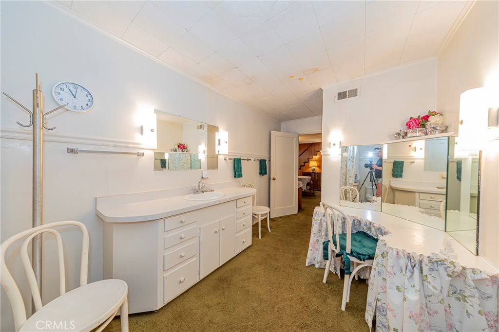 Fish Camp, California, 93623, United States, 5 Bedrooms Bedrooms, ,2 BathroomsBathrooms,Residential,For Sale,1881332