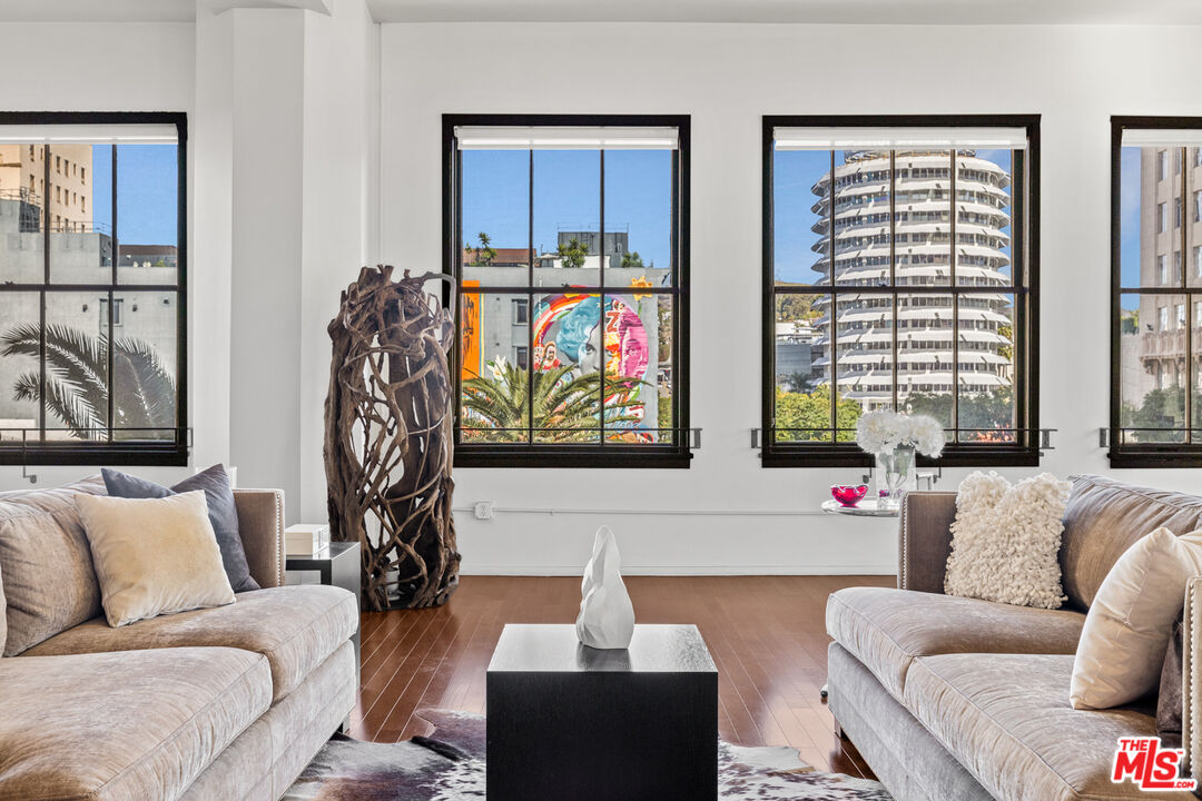 Los Angeles, California, 90028, United States, 2 Bedrooms Bedrooms, ,2 BathroomsBathrooms,Residential,For Sale,1827936
