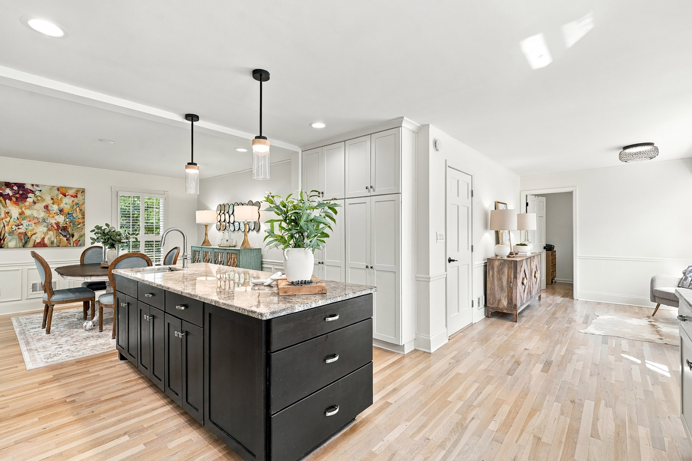  Classic Colonial Charm Meets Beautifully Updated Interiors - 物件實景
