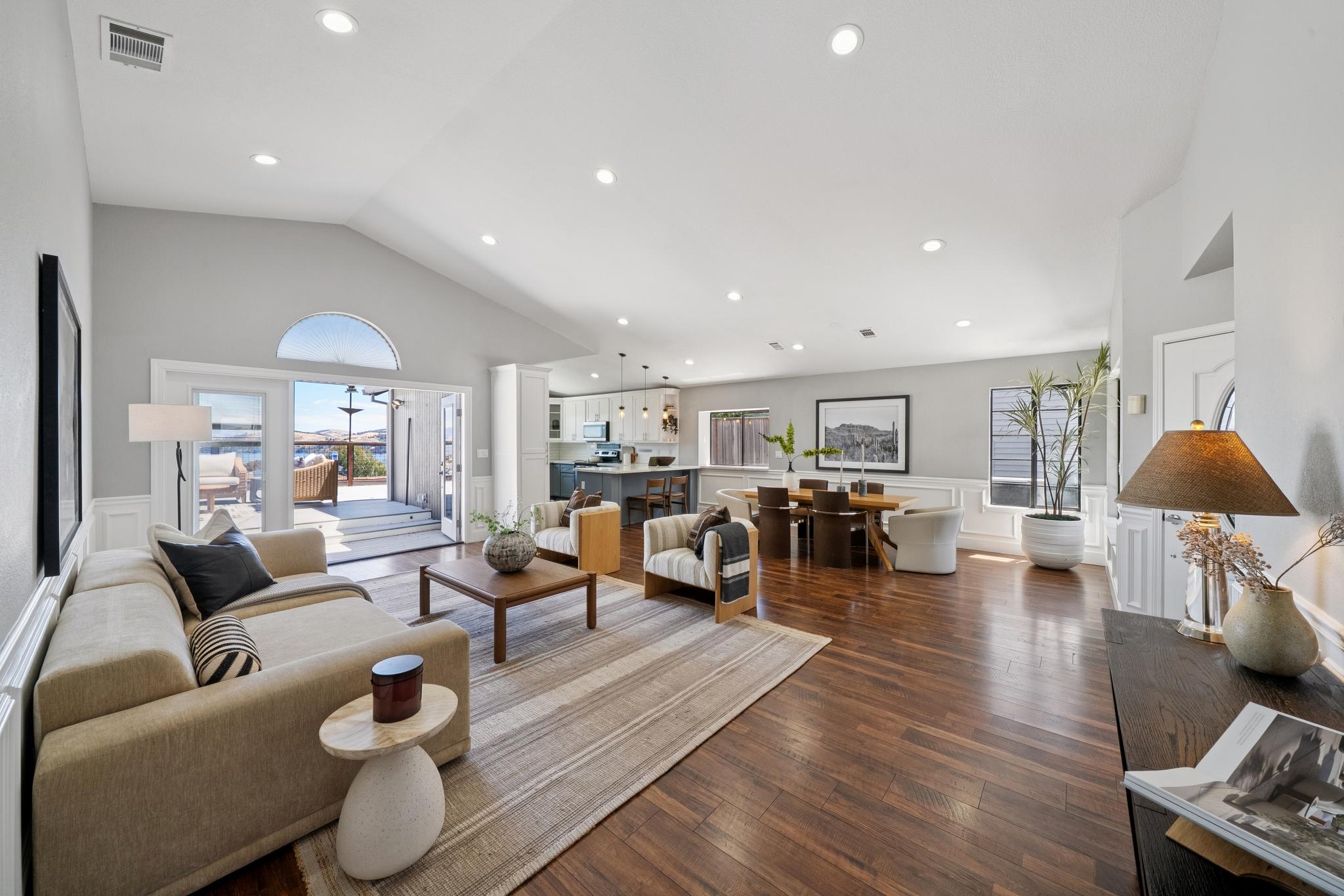  Beautifully Updated Home with Stunning Water Views - 物件實景