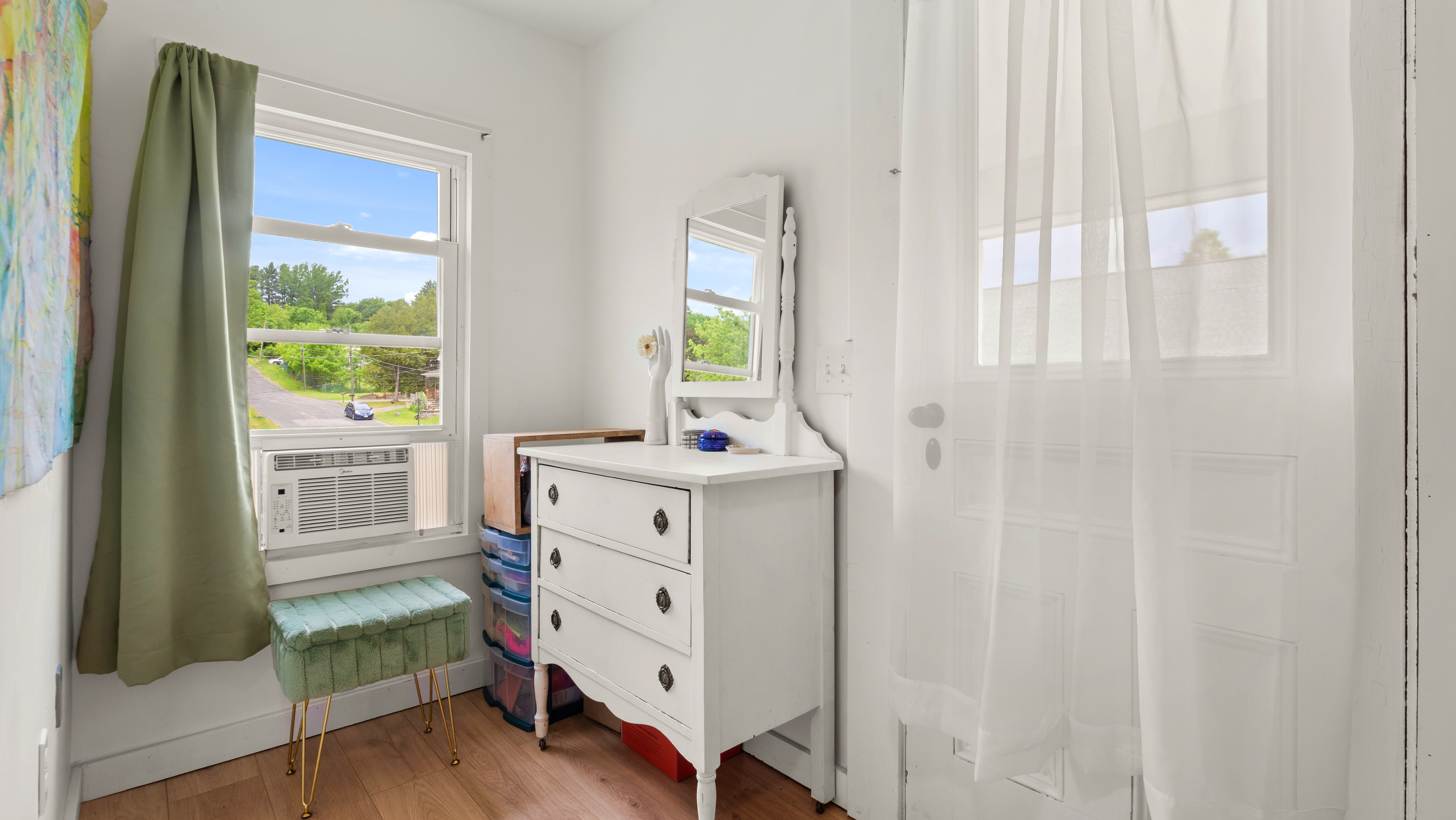  Classic New England Farmhouse with Exceptional Yard - 物件實景