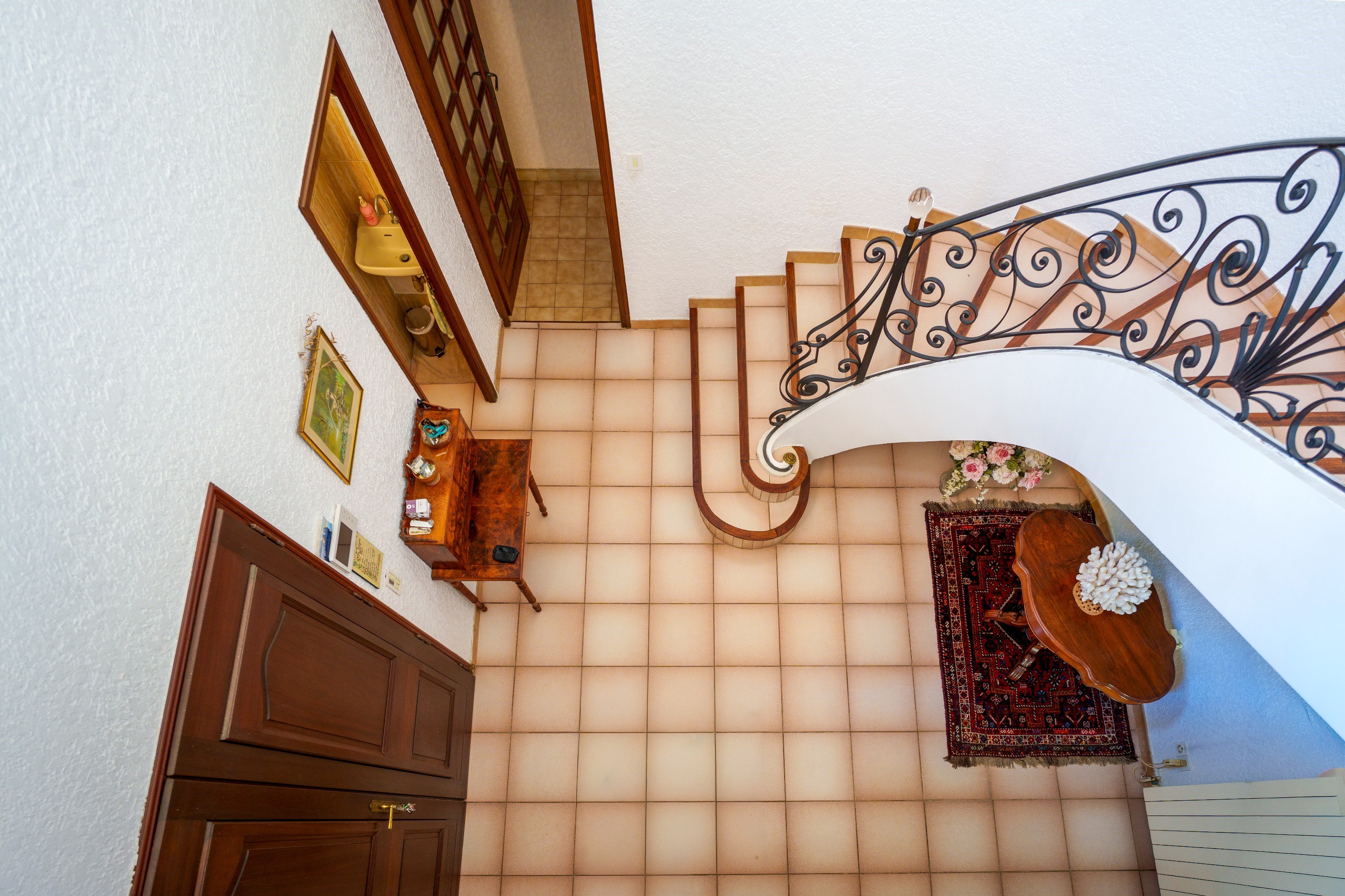  Family villa awaiting a new lease of life... - 物件實景