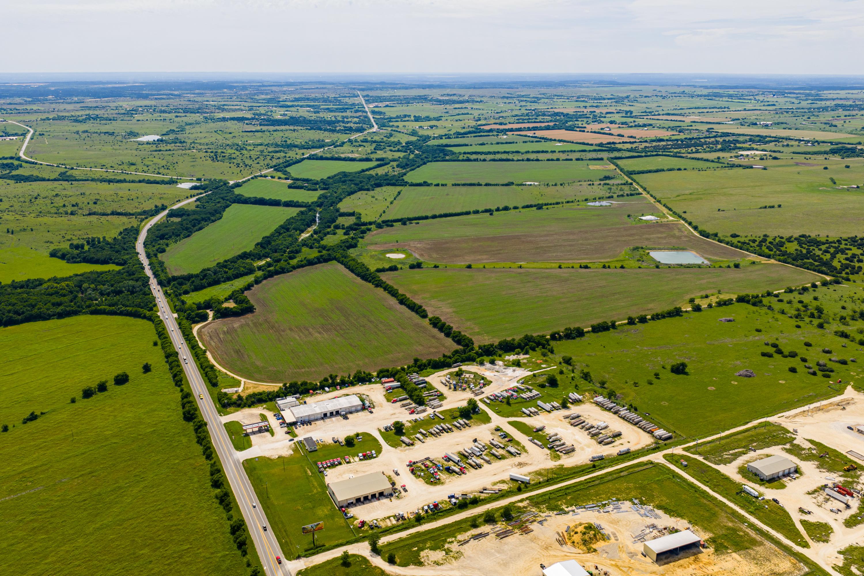  667 Acre Development Property With Two Miles Of Highway Frontage - 物件實景