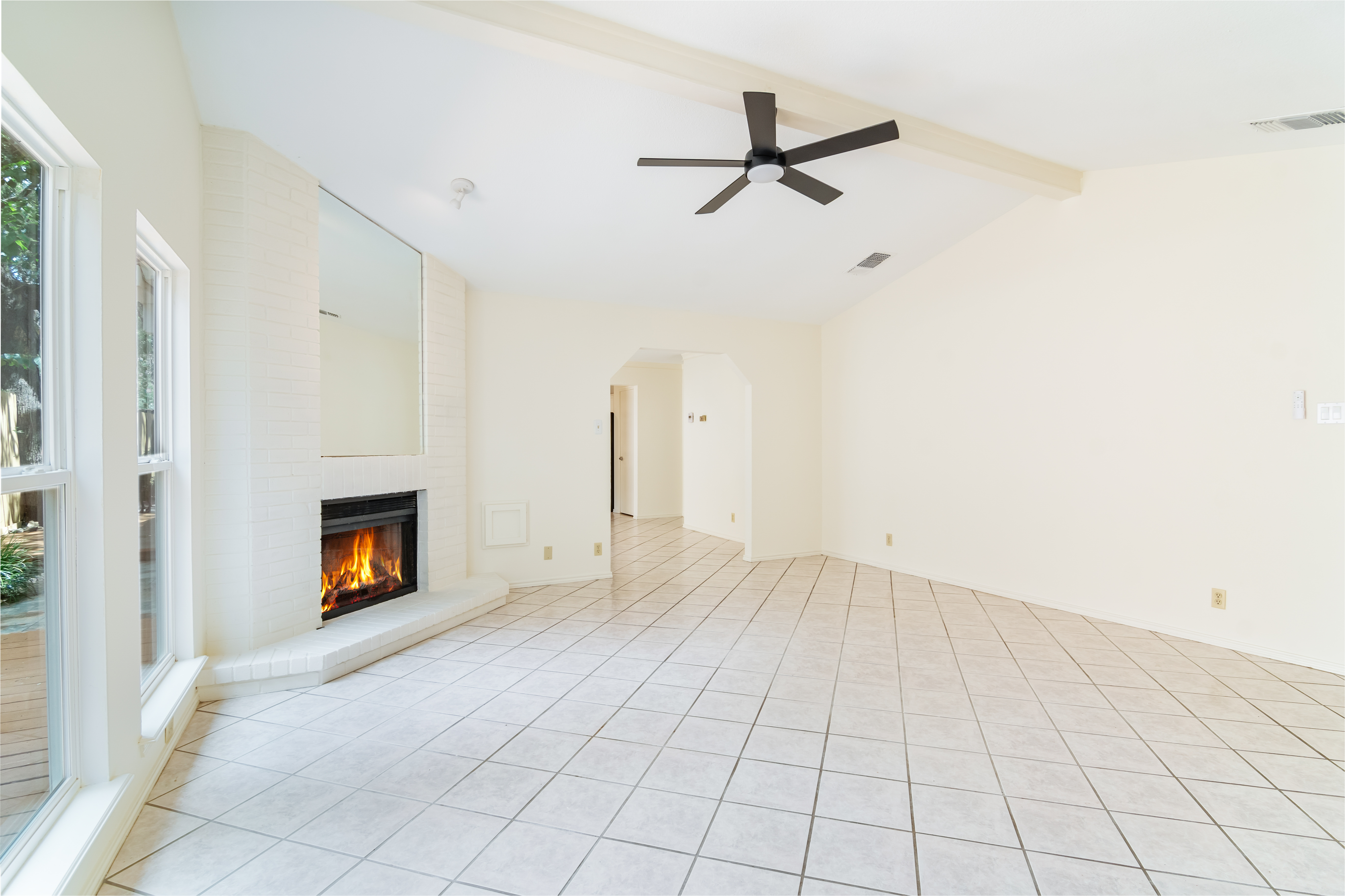  Spacious Woodridge Gem with Fireplace - 物件實景