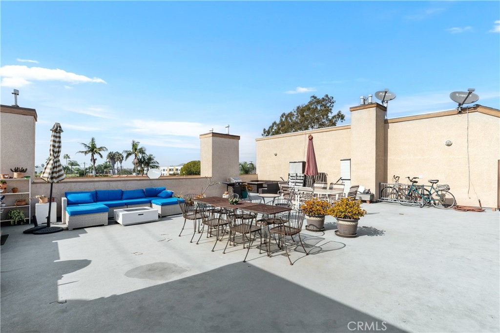 Long Beach, California, 90802, United States, 2 Bedrooms Bedrooms, ,2 BathroomsBathrooms,Residential,For Sale,1991408