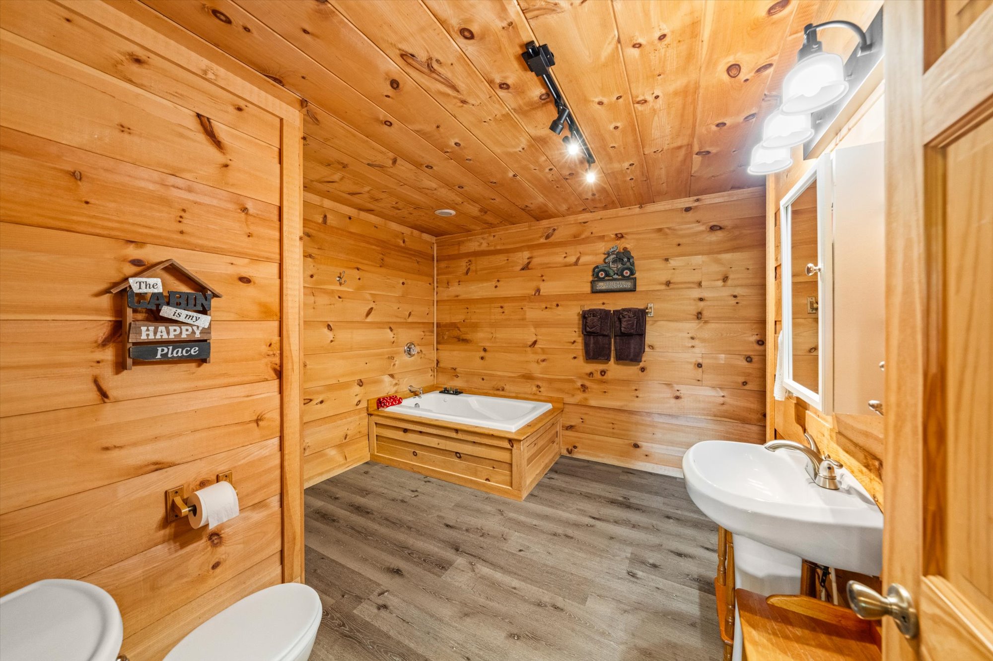 Sevierville, Tennessee, 37862, United States, 3 Bedrooms Bedrooms, ,3 BathroomsBathrooms,Residential,For Sale,1920301