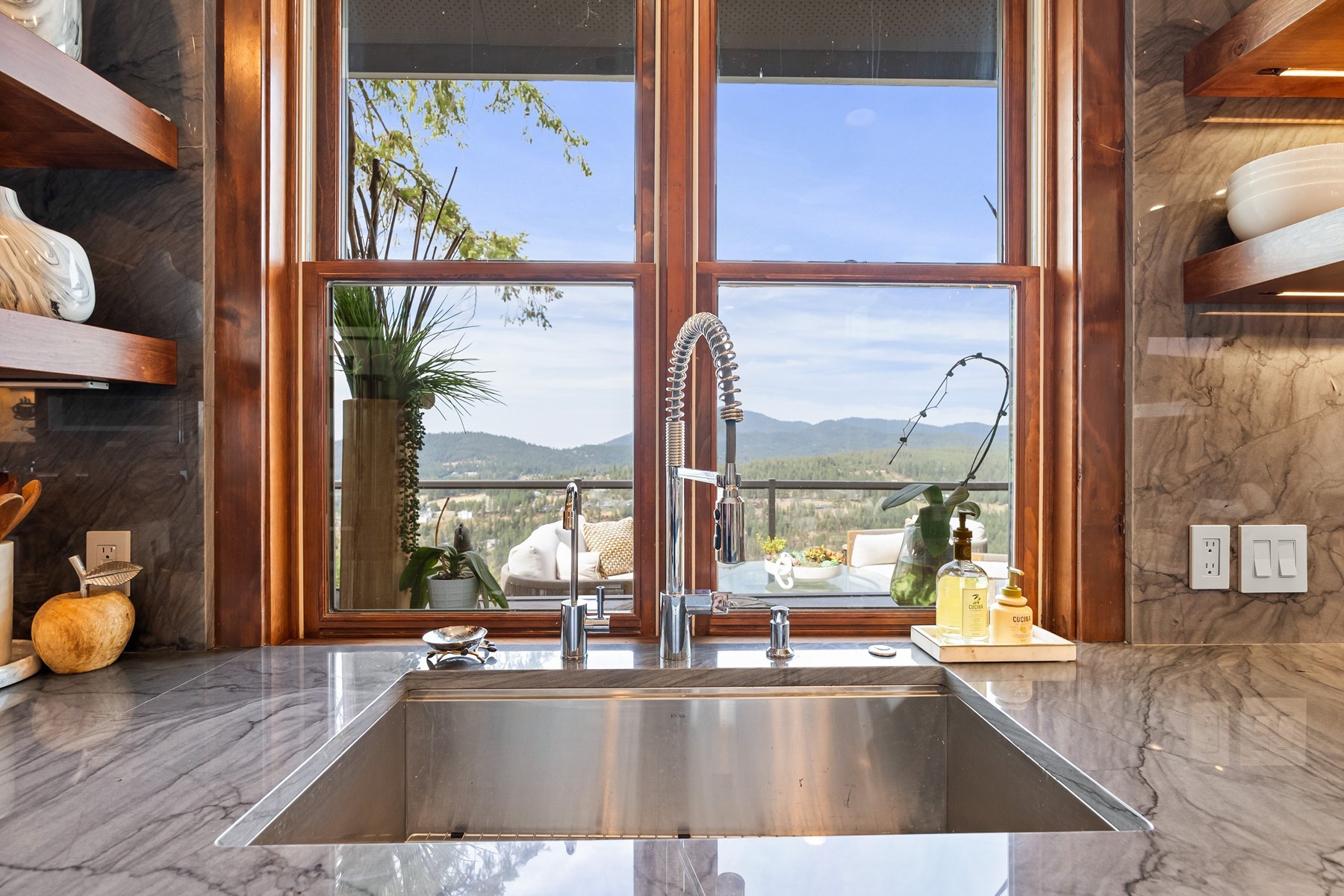  Stunning Contemporary Home with Lake Views - 物件實景
