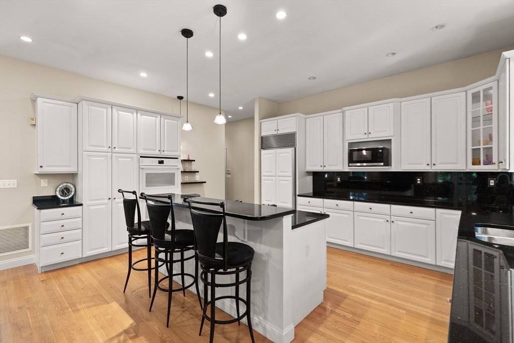 Topsfield, Massachusetts, 01983, United States, 4 Bedrooms Bedrooms, ,4 BathroomsBathrooms,Residential,For Sale,1901084