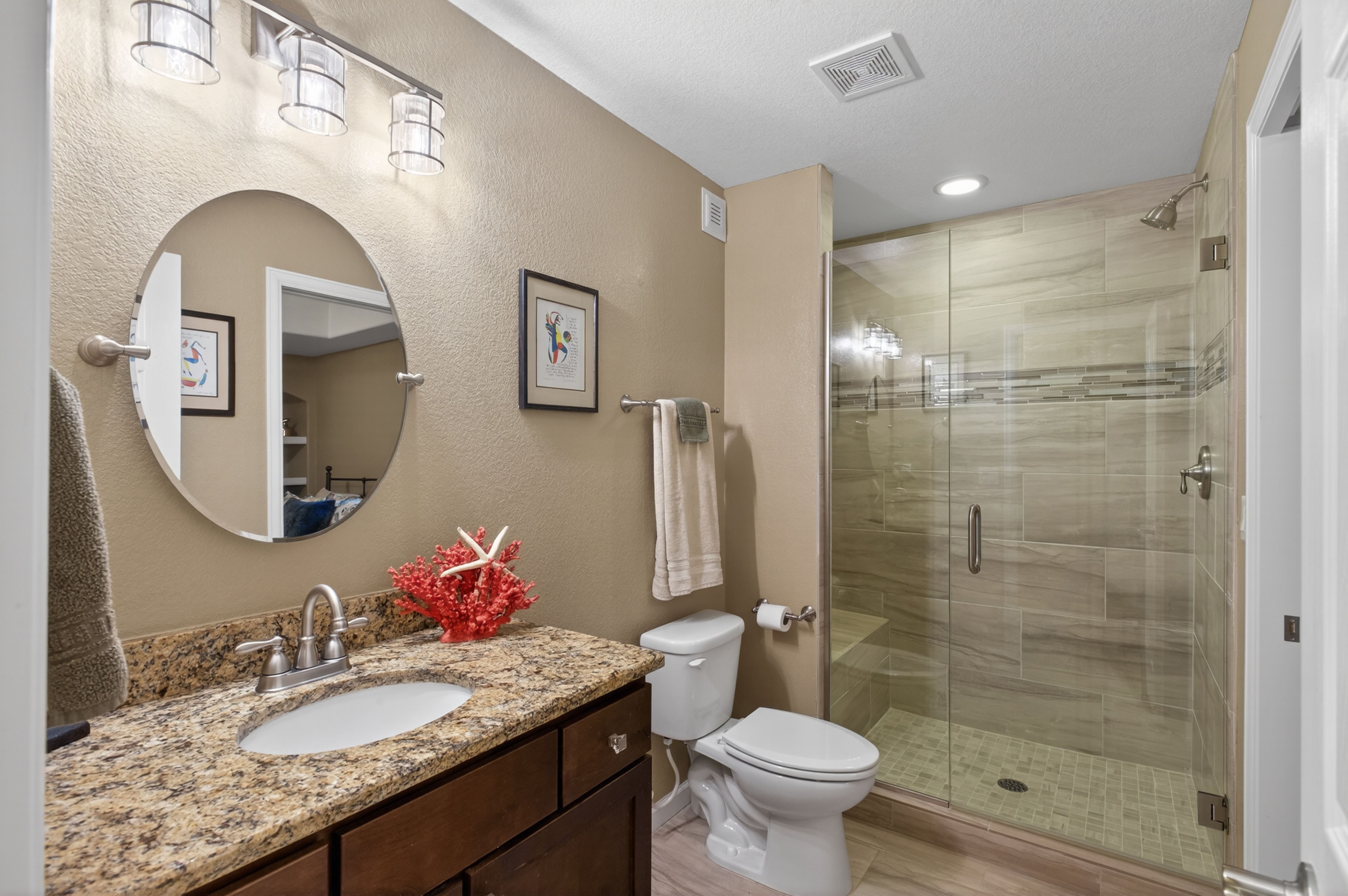  Cul-de-Sac Gem in Gated CPV: Gourmet Kitchen & Main-Level Primary Suite - 物件實景