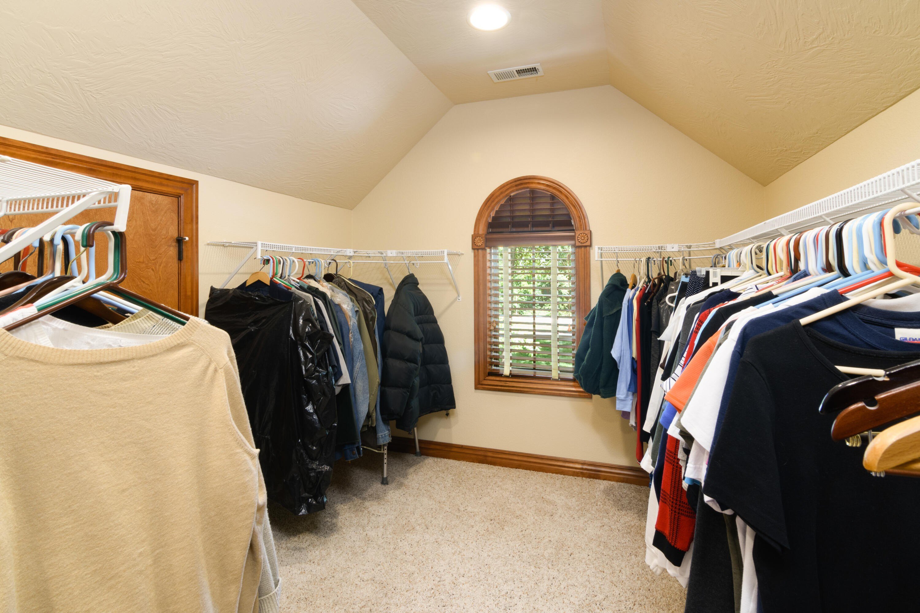 Walnut Shade, Missouri, 65771, United States, 6 Bedrooms Bedrooms, ,5 BathroomsBathrooms,Residential,For Sale,1975828