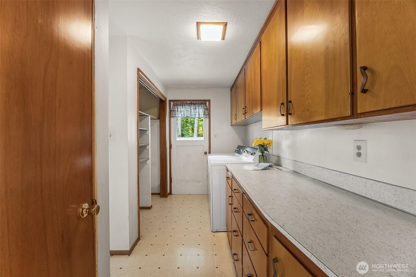 TACOMA, Washington, 98443, United States, 4 Bedrooms Bedrooms, ,3 BathroomsBathrooms,Residential,For Sale,1896165