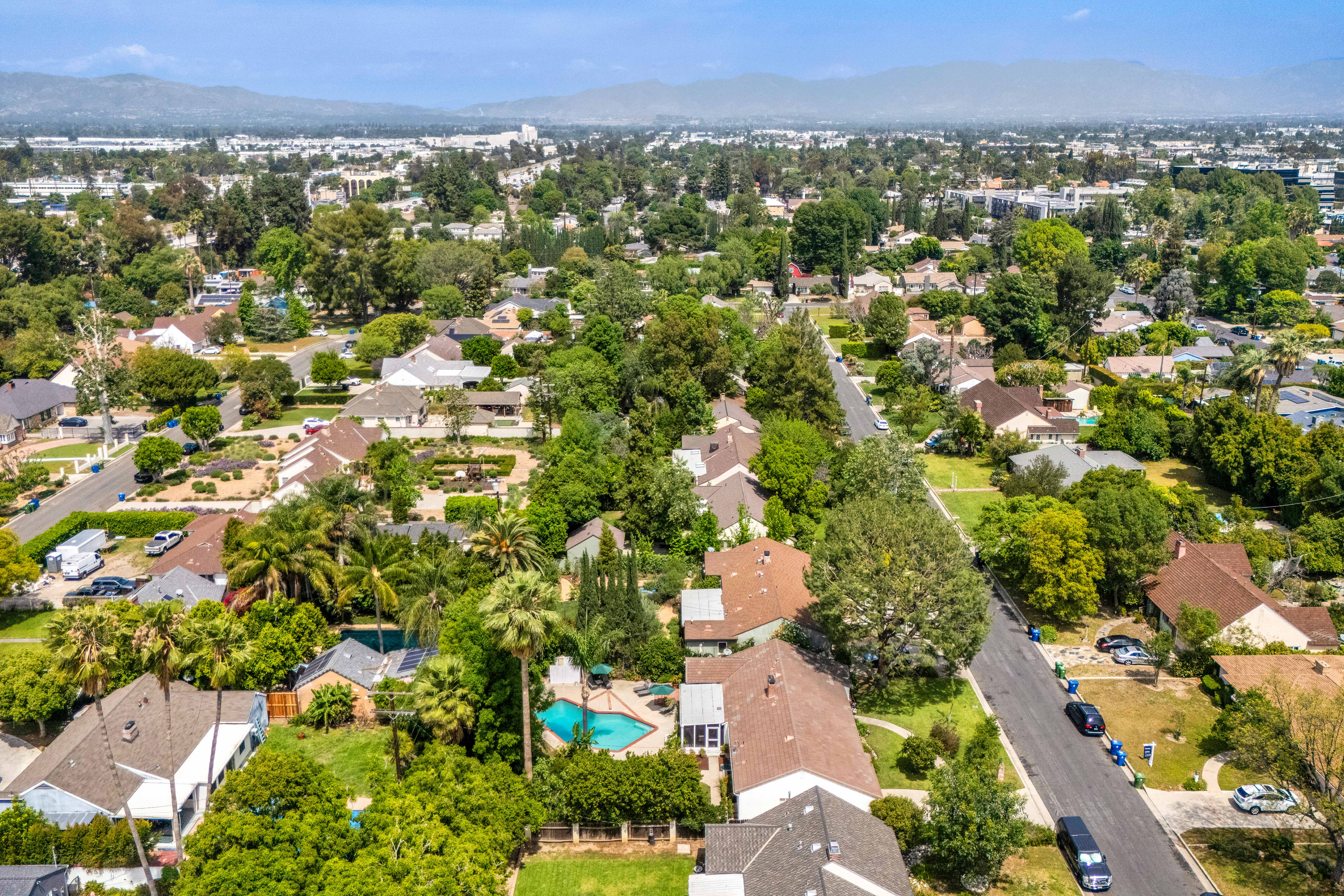 6843 Chisholm Avenue - 物件實景