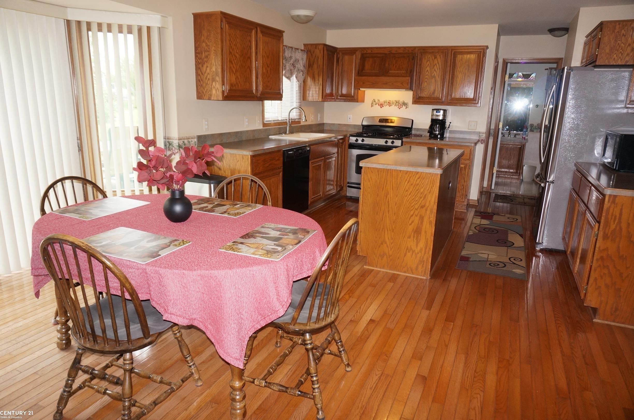 Macomb Twp, Michigan, 48044, United States, 4 Bedrooms Bedrooms, ,4 BathroomsBathrooms,Residential,For Sale,1894299