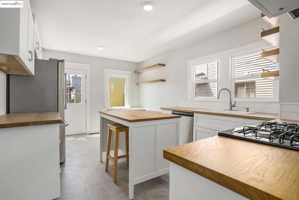 Berkeley, California, 94702, United States, 2 Bedrooms Bedrooms, ,1 BathroomBathrooms,Residential,For Sale,1921727