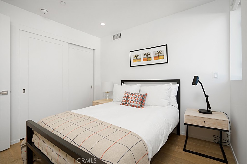 Los Angeles, California, 90019, United States, 2 Bedrooms Bedrooms, ,3 BathroomsBathrooms,Residential,For Sale,1990978