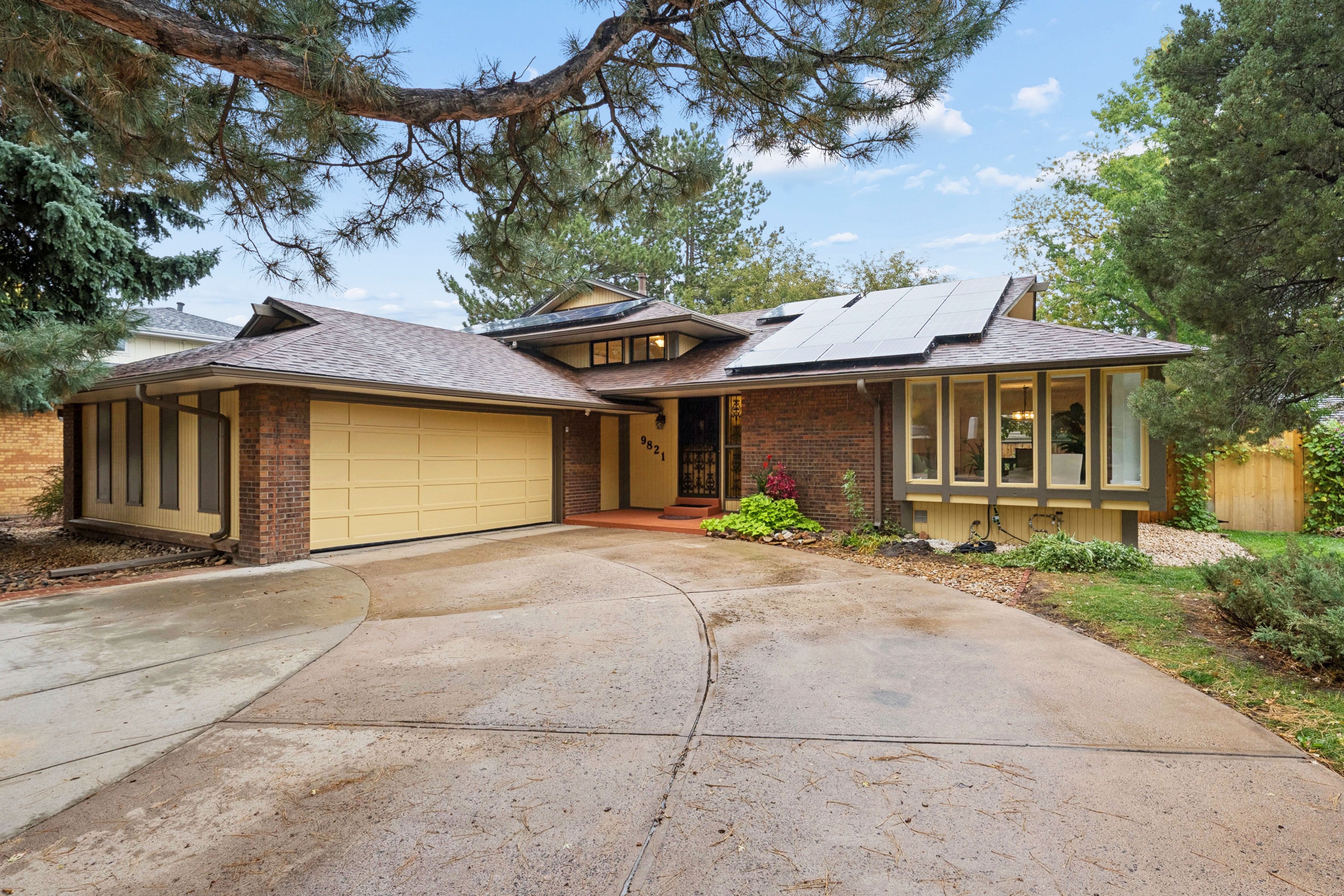  Beautifully refreshed home, tucked away on a quiet street & surrounded by trees - 物件實景