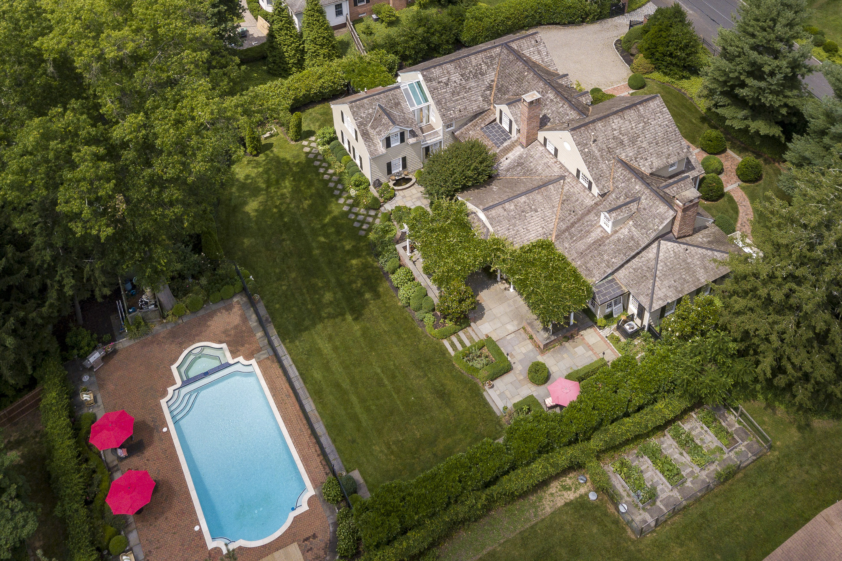  a gated western section home where  european gardens meet storybook style - 物件實景