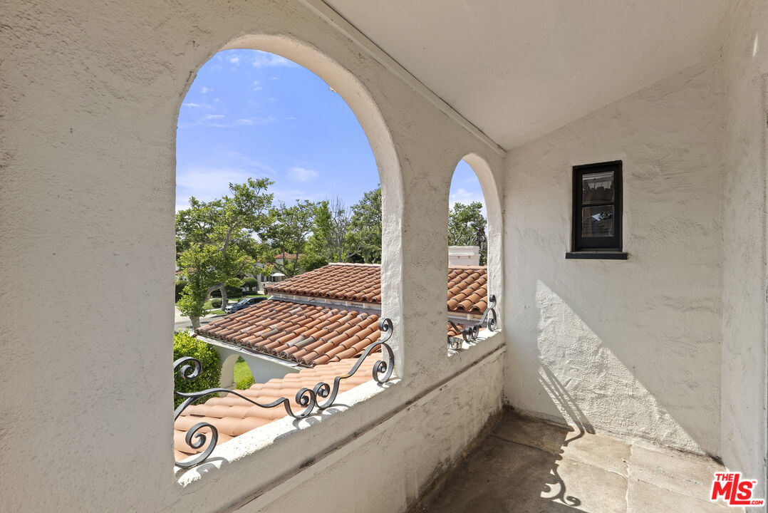 Los Angeles, California, 90036, United States, 4 Bedrooms Bedrooms, ,3 BathroomsBathrooms,Residential,For Sale,1849800