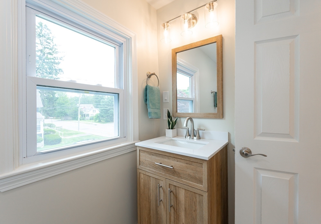 Hamilton, Massachusetts, 01982, United States, 3 Bedrooms Bedrooms, ,2 BathroomsBathrooms,Residential,For Sale,1934634
