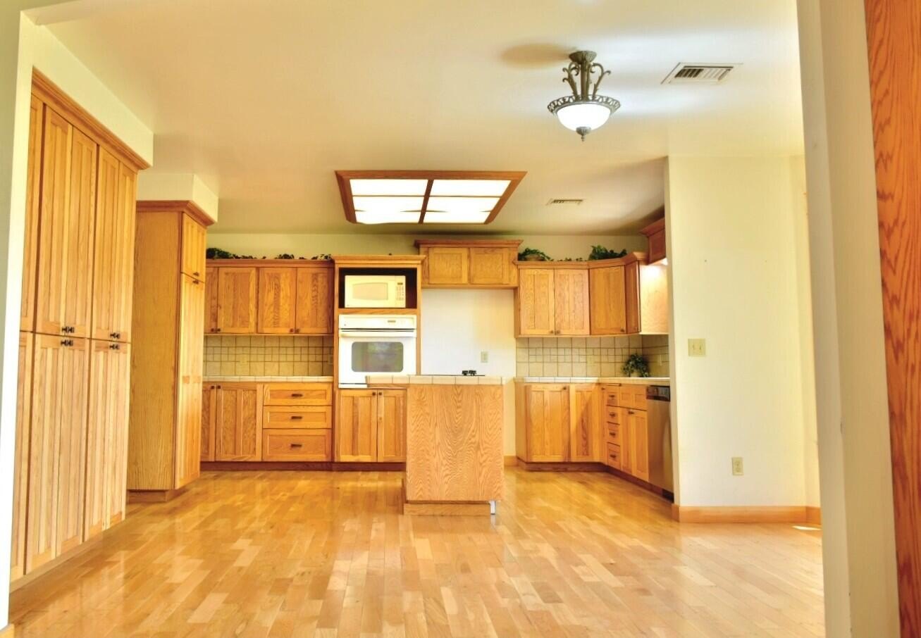 Cave Junction, Oregon, 97523, United States, 3 Bedrooms Bedrooms, ,3 BathroomsBathrooms,Residential,For Sale,1975674