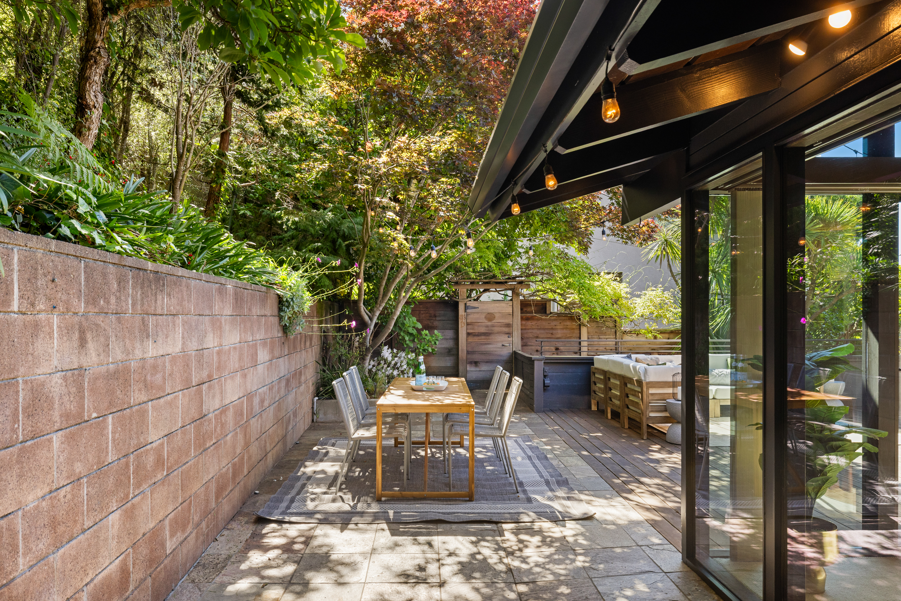  An Architectural Home Framed By Light And Views - 物件實景