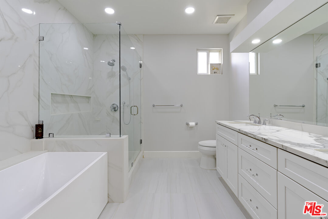 Los Angeles, California, 90010, United States, 3 Bedrooms Bedrooms, ,3 BathroomsBathrooms,Residential,For Sale,1992003