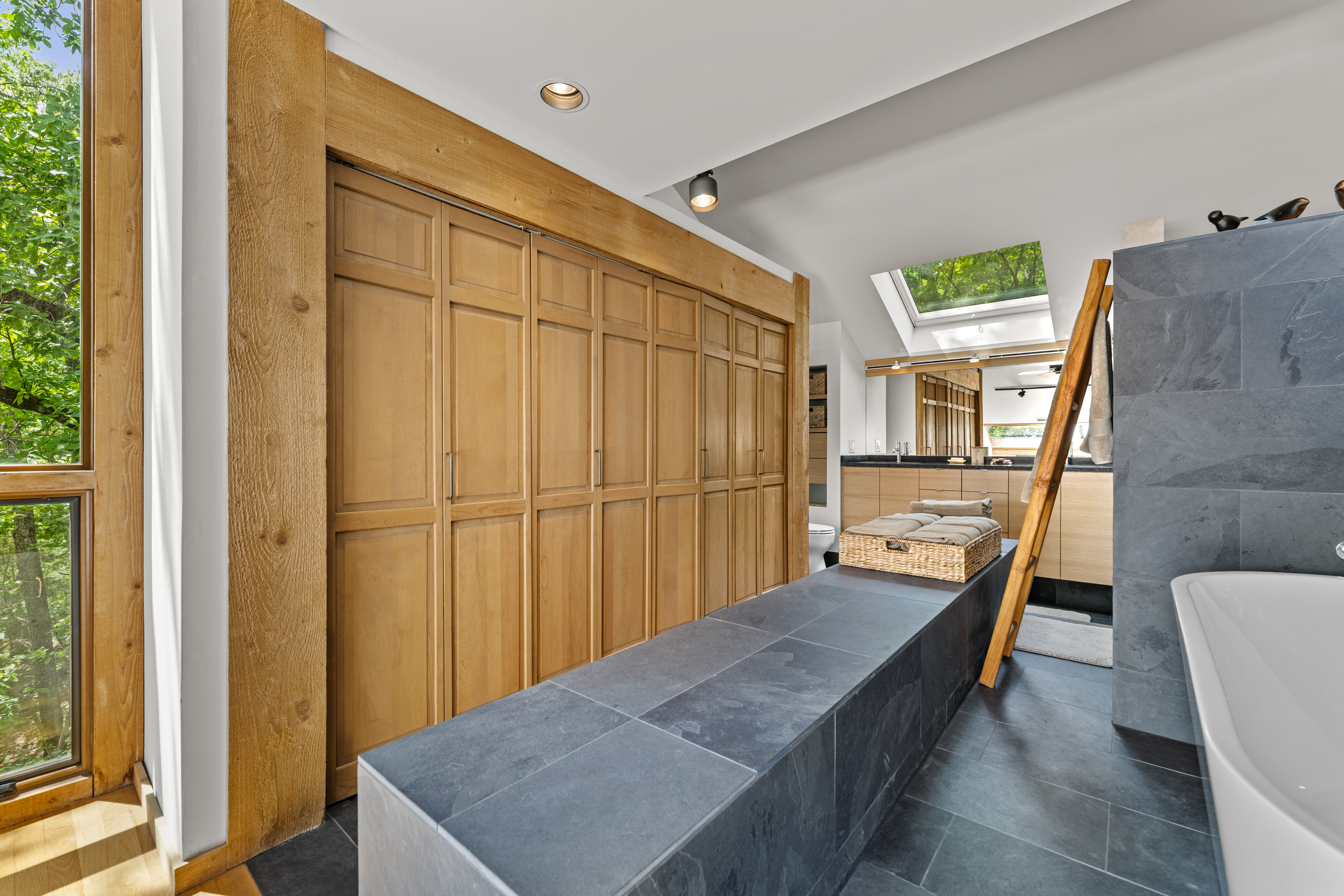  Striking Custom Home Set on 3.49 Private Acres in Wildwood - 物件實景