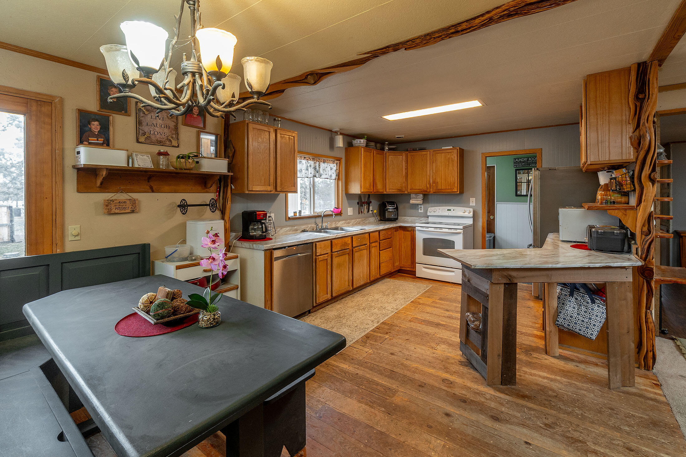 Redmond, Oregon, 97756, United States, 3 Bedrooms Bedrooms, ,2 BathroomsBathrooms,Residential,For Sale,1735905