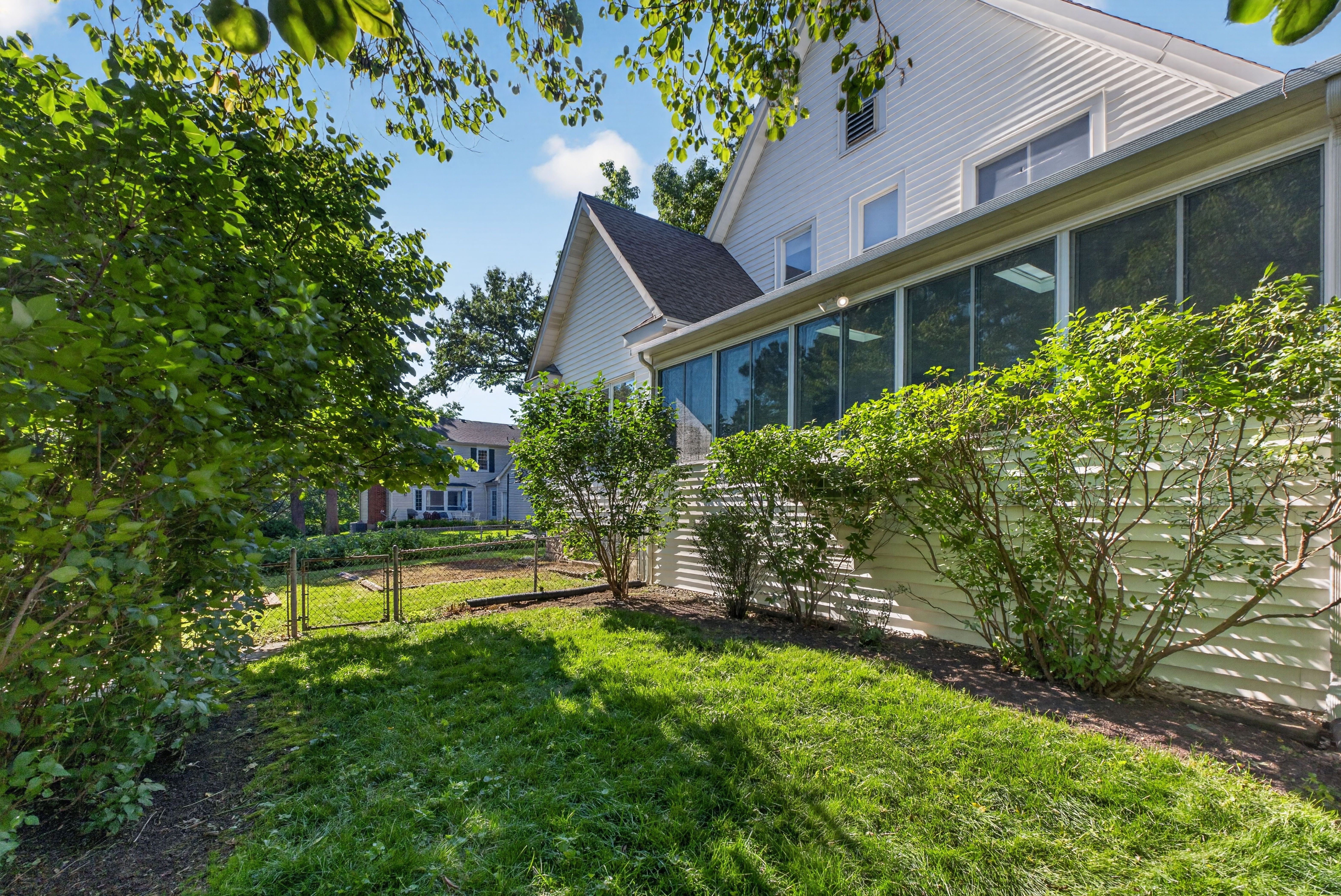  Charming White Farmhouse with Flexible Spacious Living - 物件實景