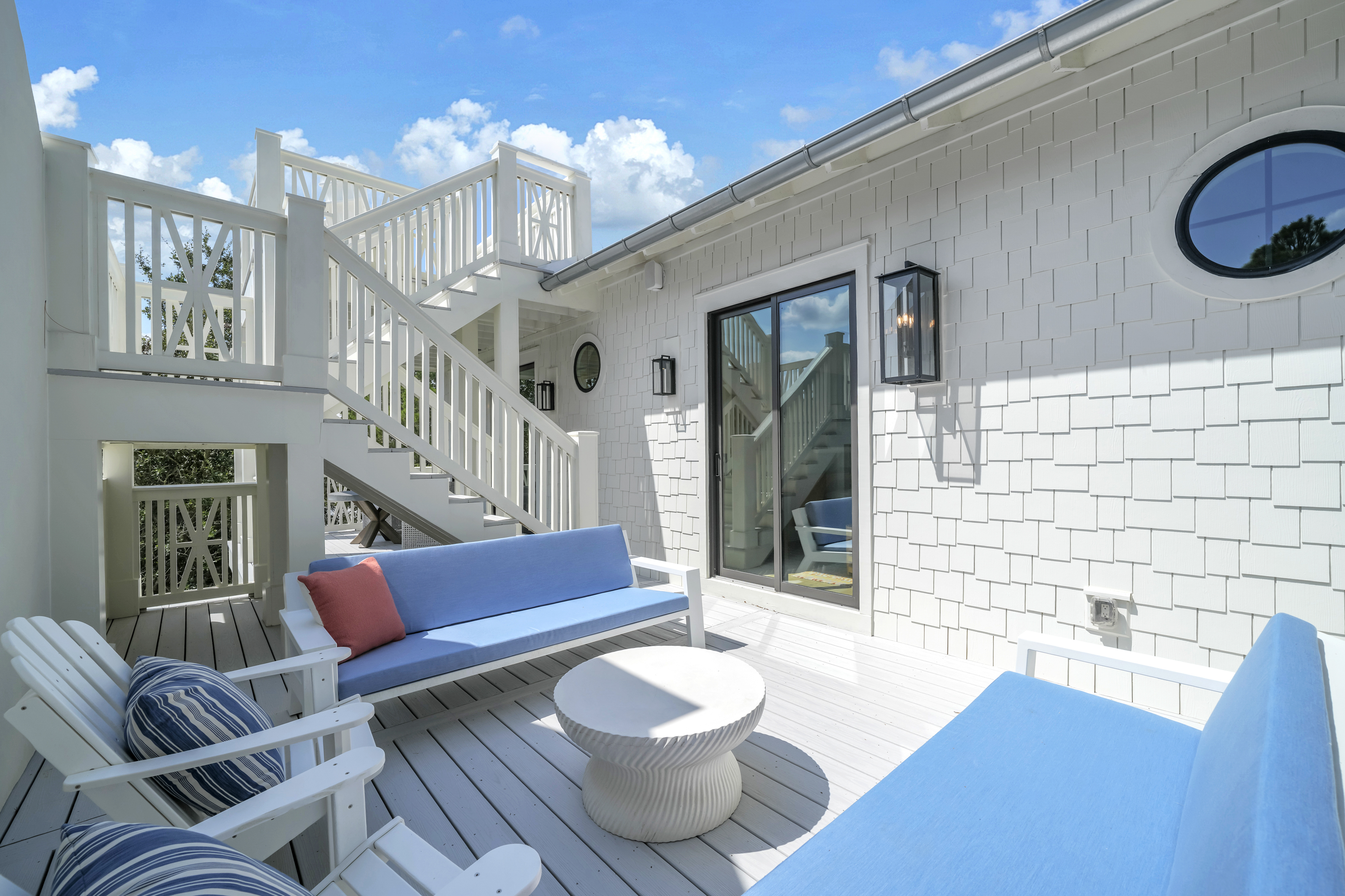  Custom Coastal Home With Private Pool And Expansive Outdoor Living - 物件實景