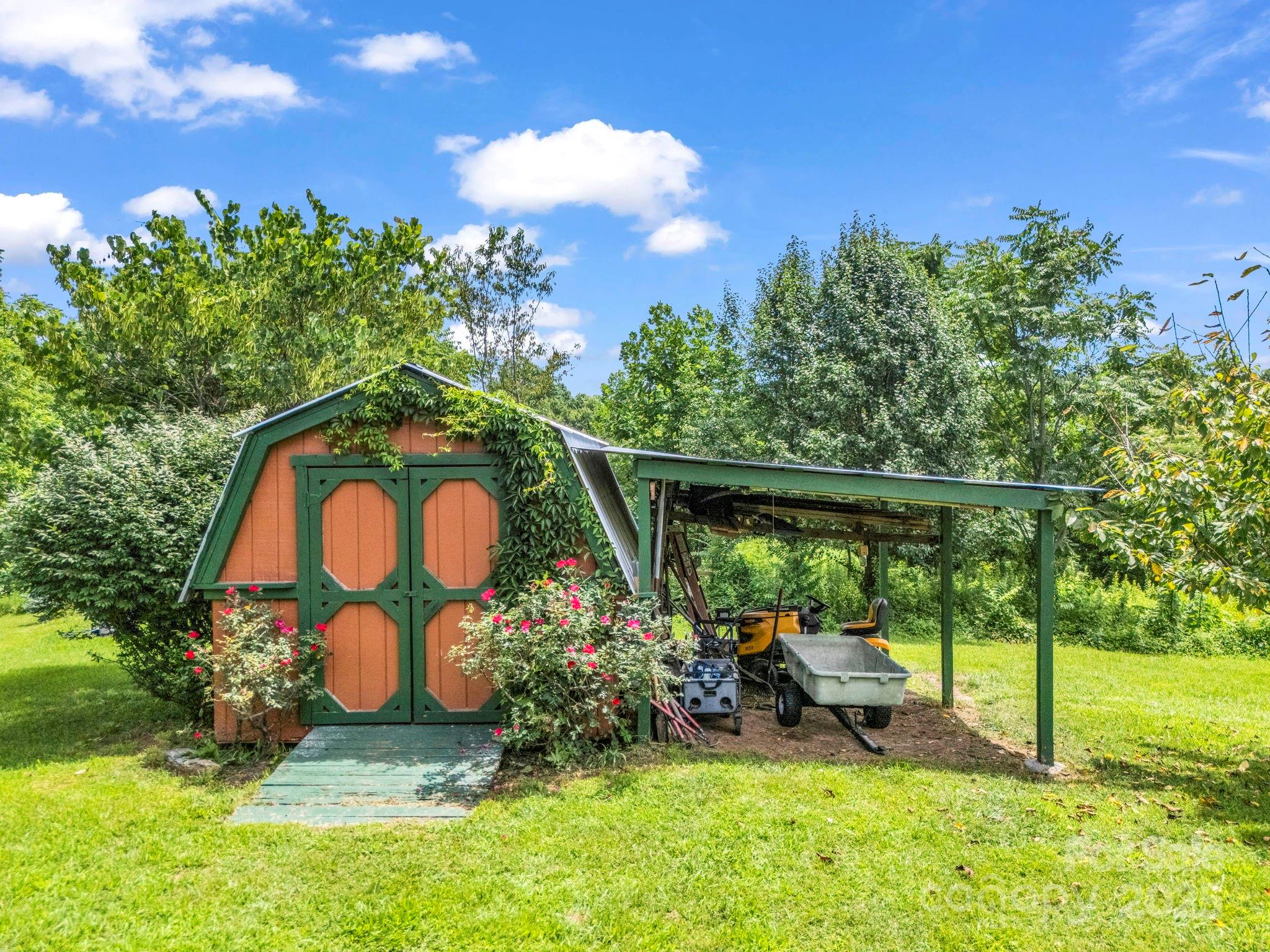 Saluda, North Carolina, 28773, United States, 4 Bedrooms Bedrooms, ,2 BathroomsBathrooms,Residential,For Sale,1978089