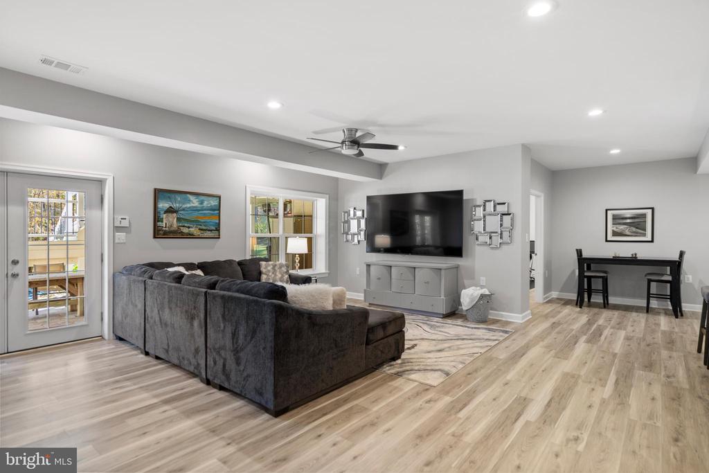 Broadlands, Virginia, 20148, United States, 5 Bedrooms Bedrooms, ,5 BathroomsBathrooms,Residential,For Sale,1977540