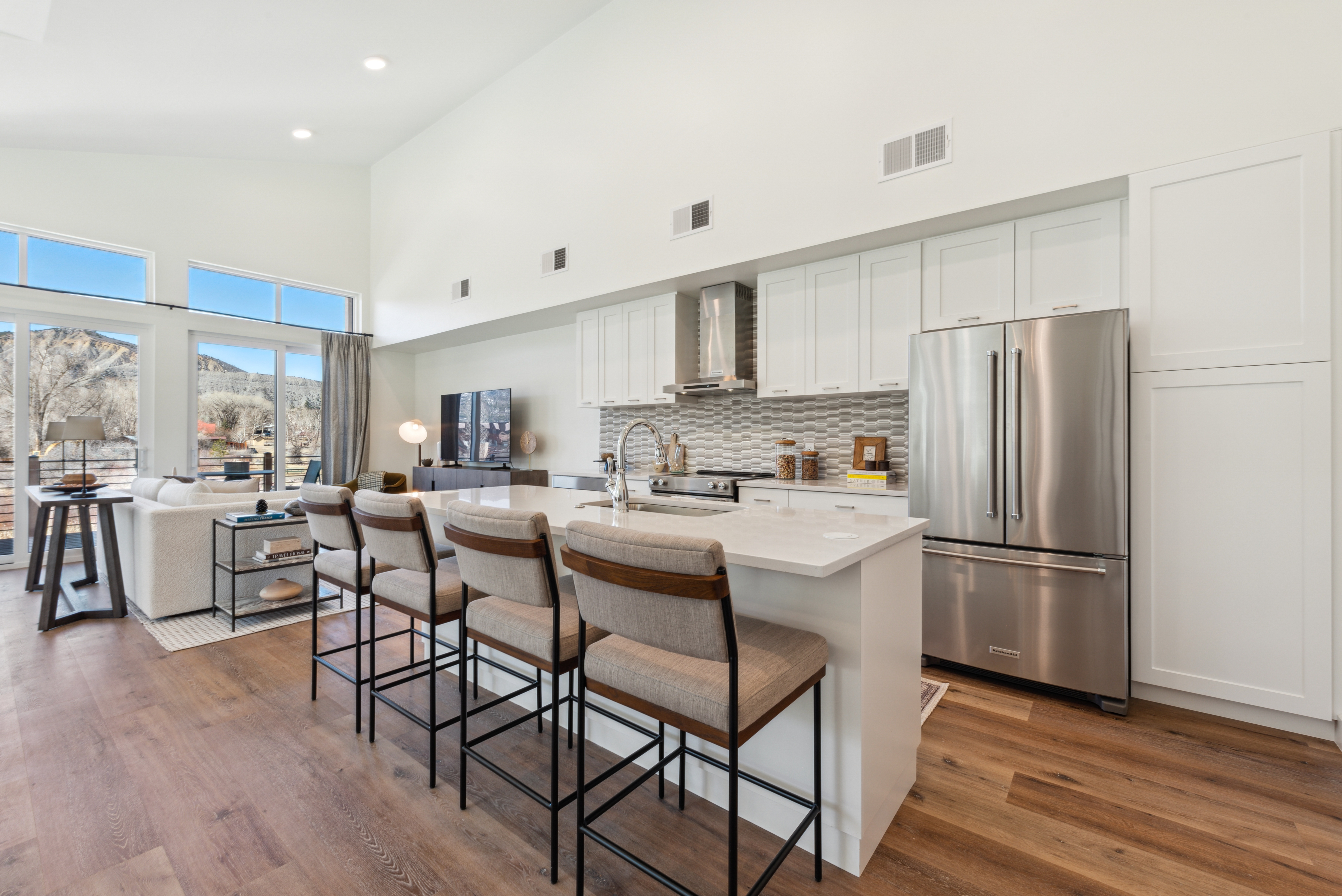  Second-floor Penthouse Unit with Vaulted Ceilings. - 物件實景