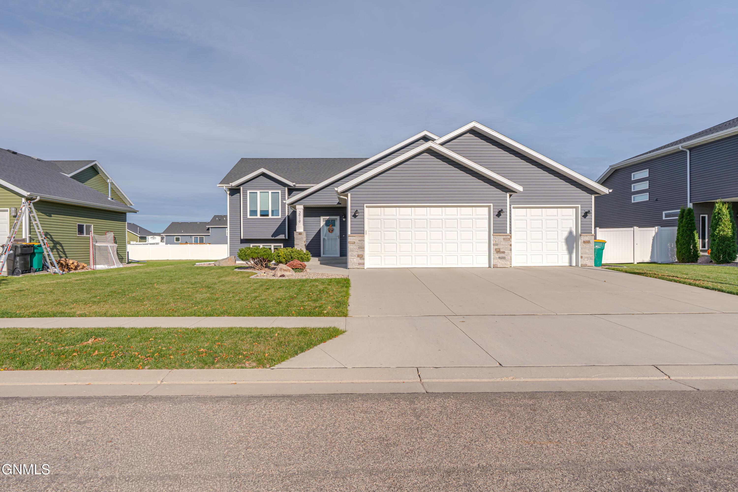 Bismarck, North Dakota, 58504, United States, 5 Bedrooms Bedrooms, ,2 BathroomsBathrooms,Residential,For Sale,1986096