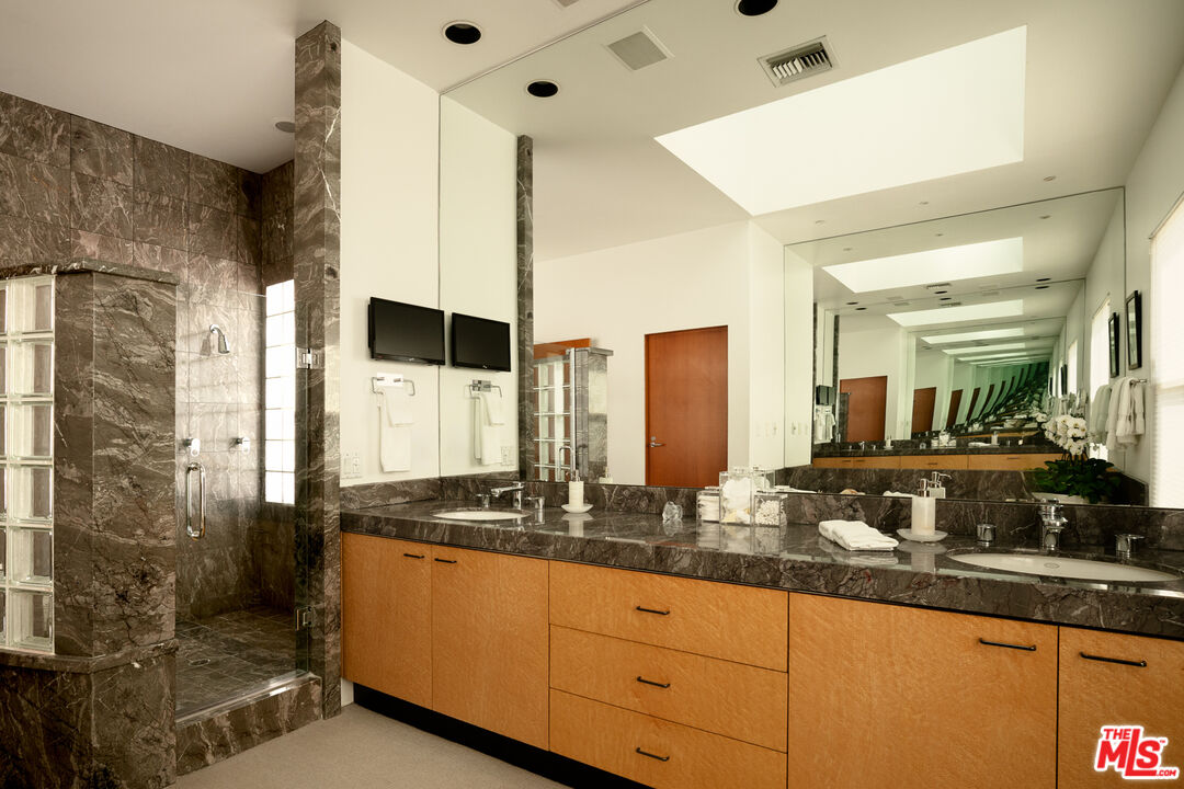 Los Angeles, California, 90049, United States, 4 Bedrooms Bedrooms, ,5 BathroomsBathrooms,Residential,For Sale,1882752
