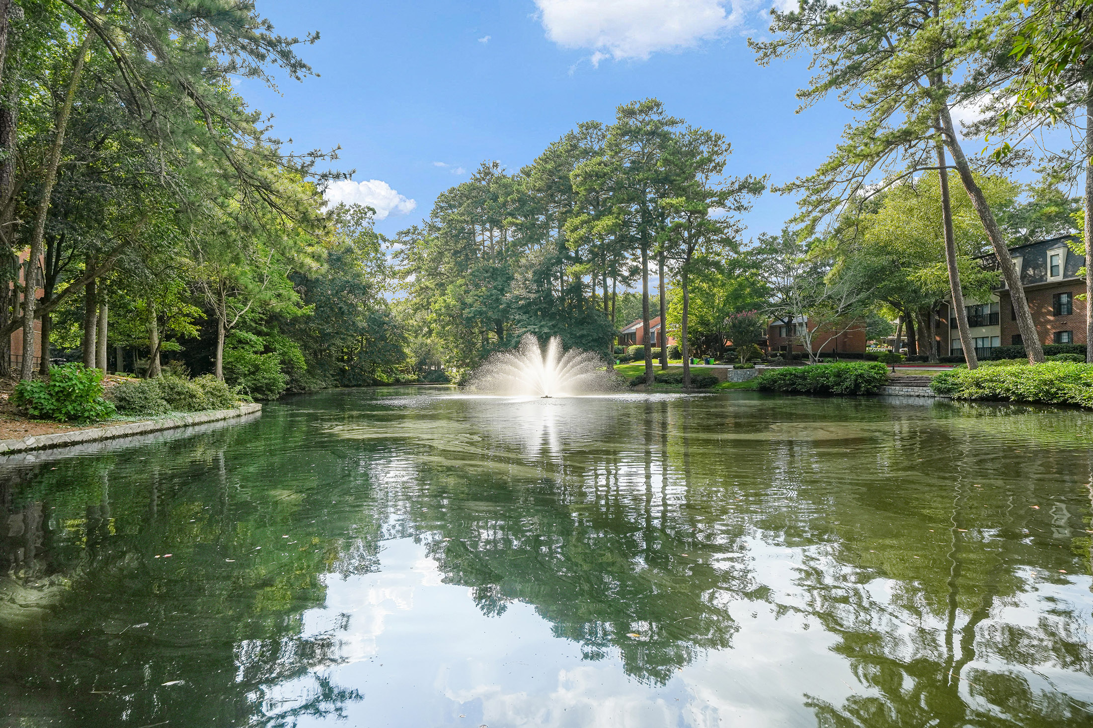  Beautiful Brick Townhome Offers Peaceful Park-like Living in Buckhead - 物件實景
