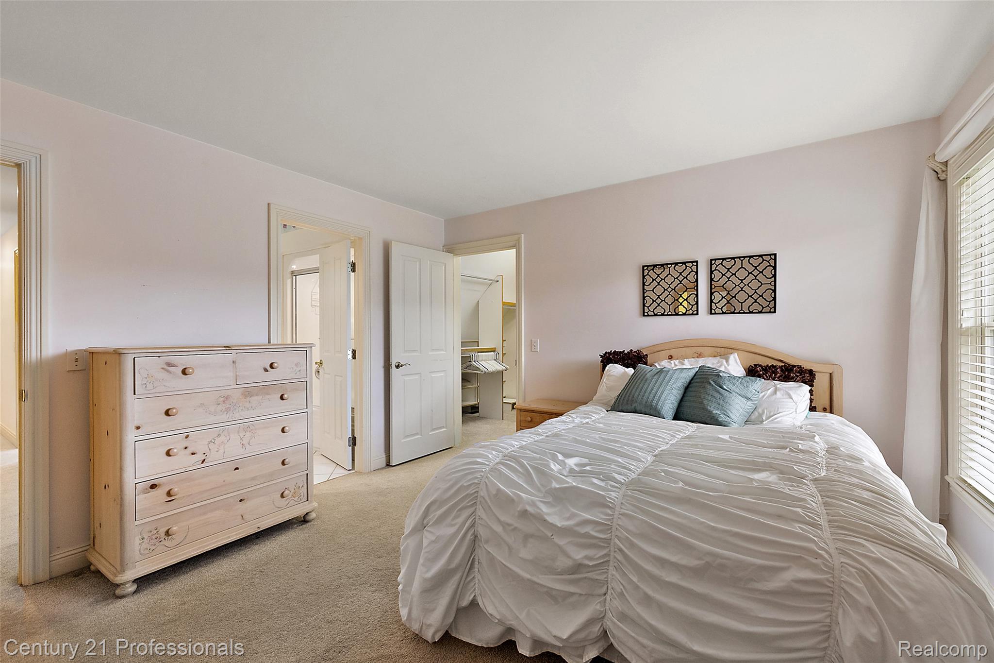 GrandBlanc, Michigan, 48439, United States, 4 Bedrooms Bedrooms, ,5 BathroomsBathrooms,Residential,For Sale,1980457