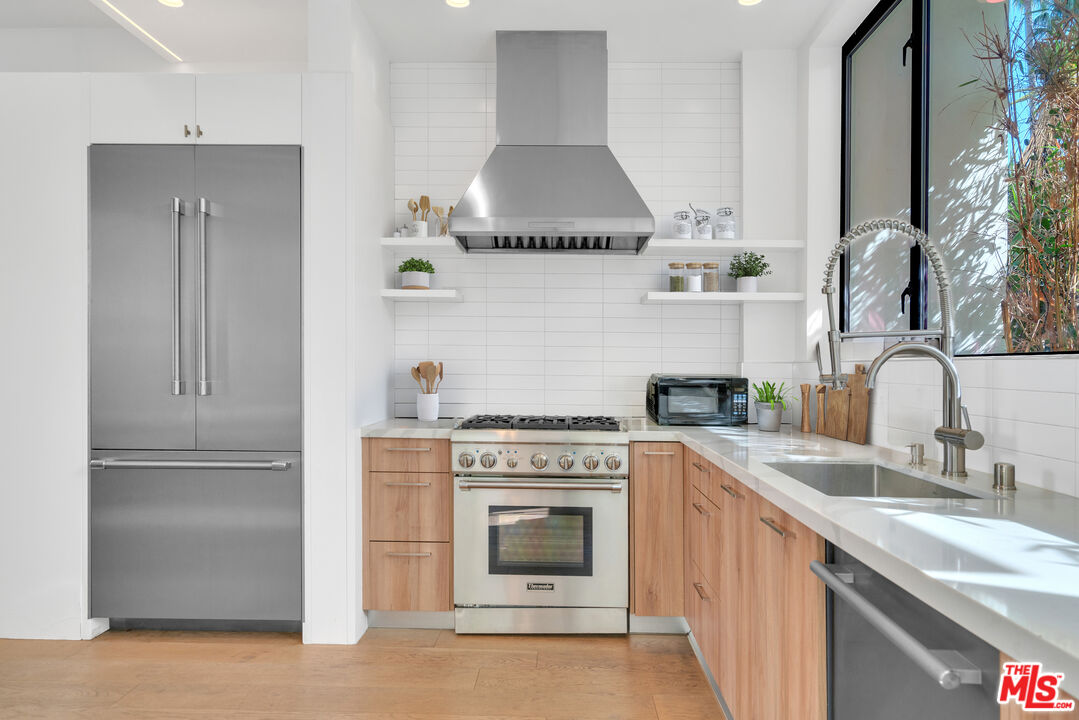 Los Angeles, California, 90046, United States, 3 Bedrooms Bedrooms, ,3 BathroomsBathrooms,Residential,For Sale,1827071