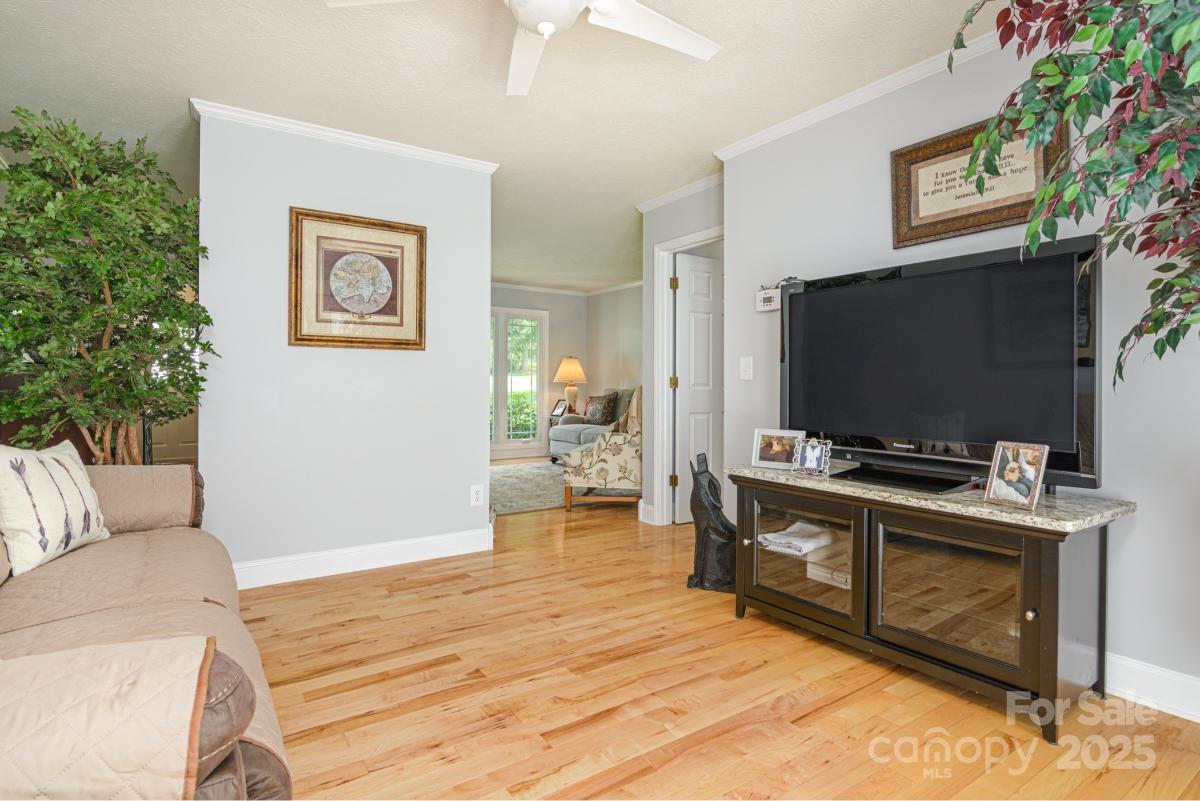 Hendersonville, North Carolina, 28792, United States, 3 Bedrooms Bedrooms, ,3 BathroomsBathrooms,Residential,For Sale,1942631