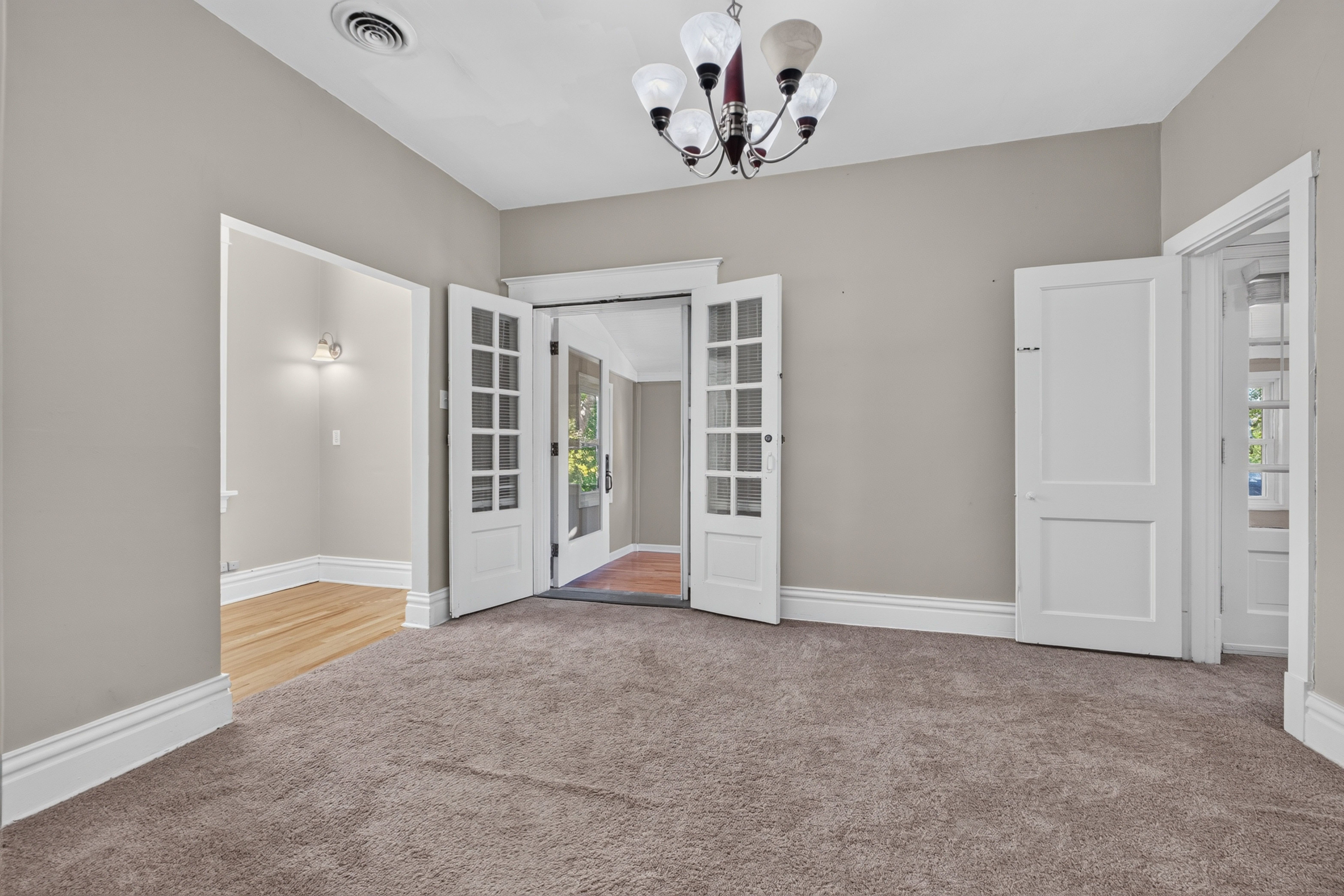  This solid brick South City St. Louis home has architectural character... - 物件實景