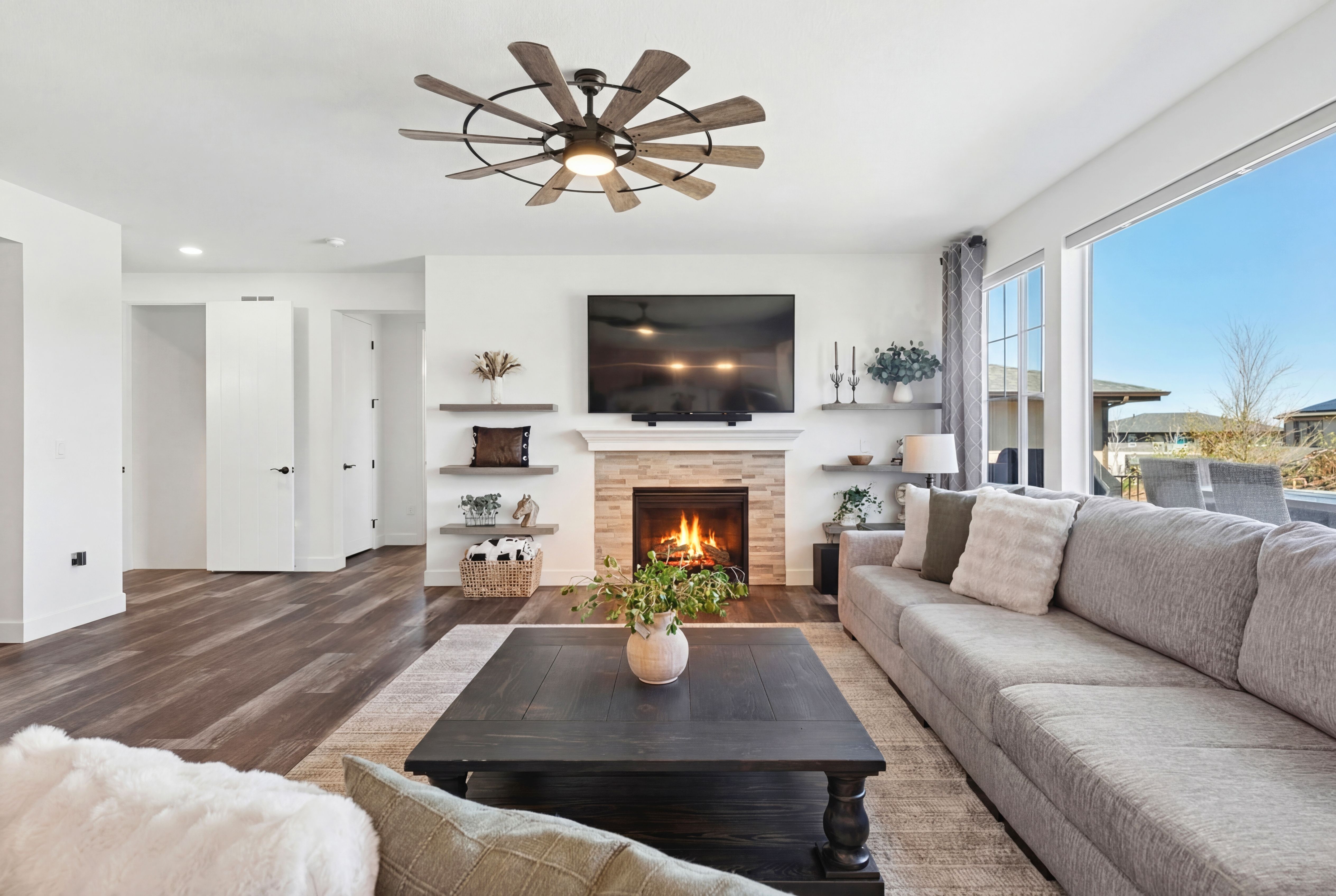  Newer construction, thoughtful design, and beautifully scaled spaces - 物件實景