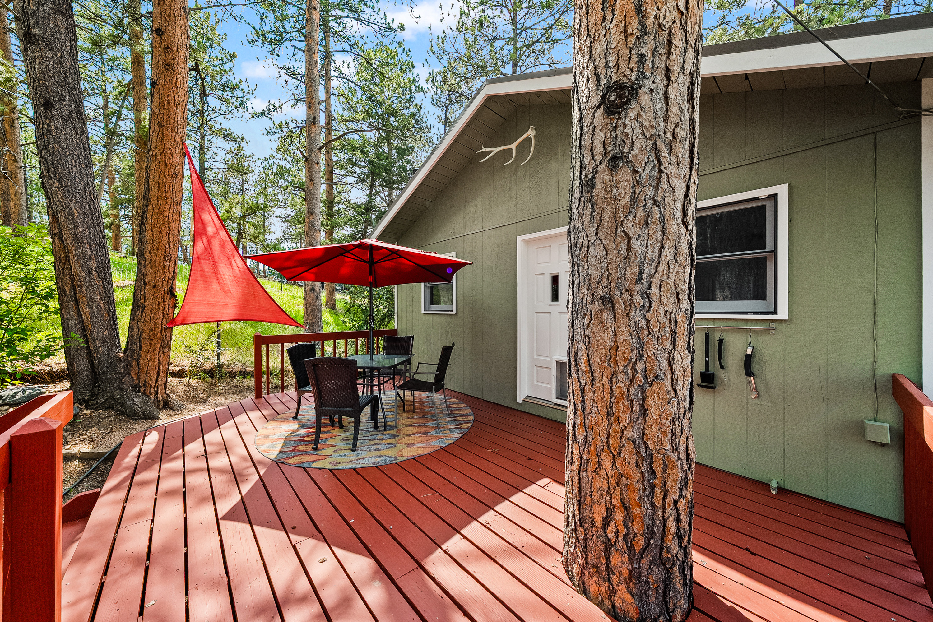  Rare Opportunity to Own 2 Homes Just Steps Away from Coveted Evergreen Lake - 物件實景