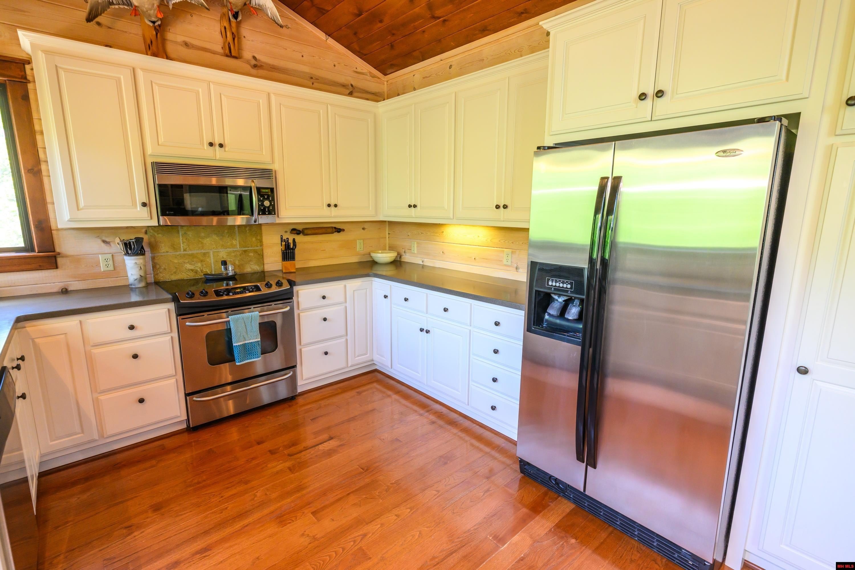 Norfork, Arkansas, 72658, United States, 3 Bedrooms Bedrooms, ,3 BathroomsBathrooms,Residential,For Sale,1921942