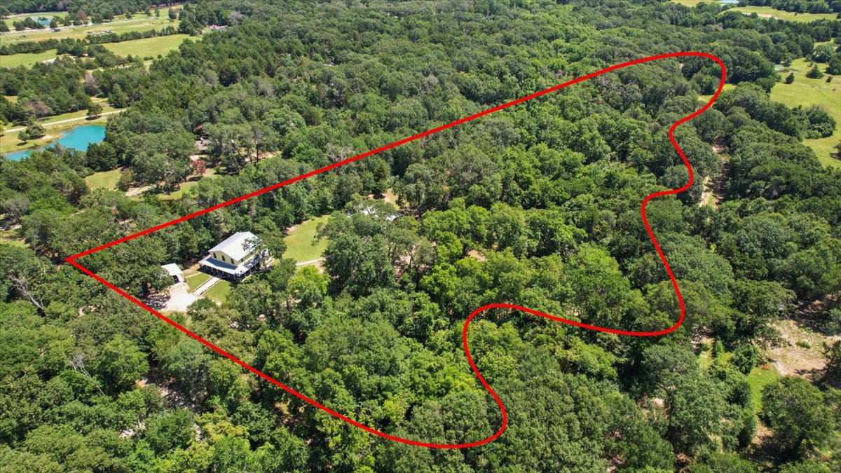 Bonham, Texas, 75418, United States, 6 Bedrooms Bedrooms, ,3 BathroomsBathrooms,Residential,For Sale,1983606