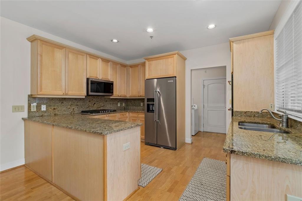 Atlanta, Georgia, 30327, United States, 2 Bedrooms Bedrooms, ,3 BathroomsBathrooms,Residential,For Sale,1895393