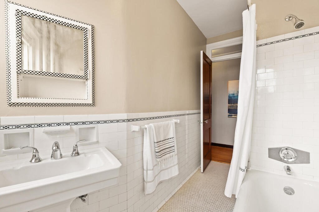 Cambridge, Massachusetts, 02140, United States, 2 Bedrooms Bedrooms, ,1 BathroomBathrooms,Residential,For Sale,1942143