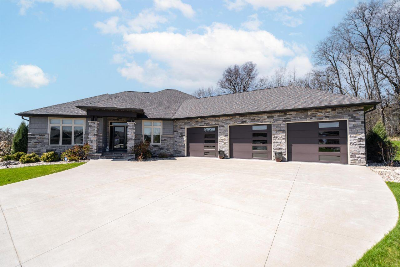 MENASHA, Wisconsin, 54952, United States, 6 Bedrooms Bedrooms, ,4 BathroomsBathrooms,Residential,For Sale,1807360