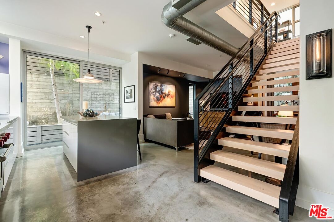 West Hollywood, California, 90069, United States, 2 Bedrooms Bedrooms, ,2 BathroomsBathrooms,Residential,For Sale,1760061